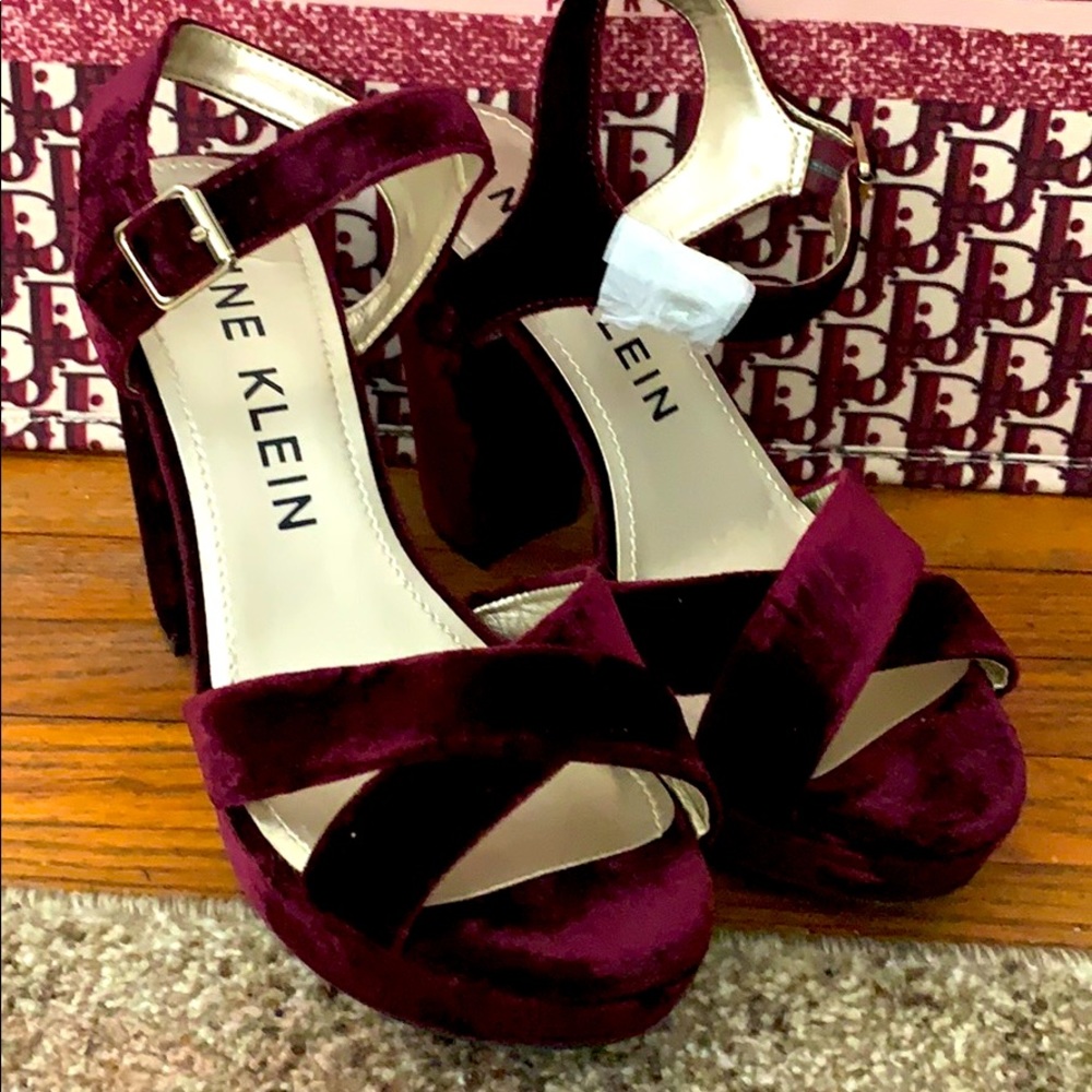 NWT VELVET CRANBERRY ANNE KLEIN OPEN TOE HEELS